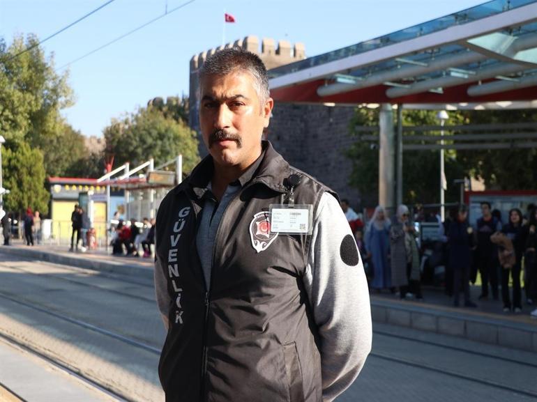 Tramvayın altında kalmaktan güvenlik görevlisi kurtardı; o anlar kamerada