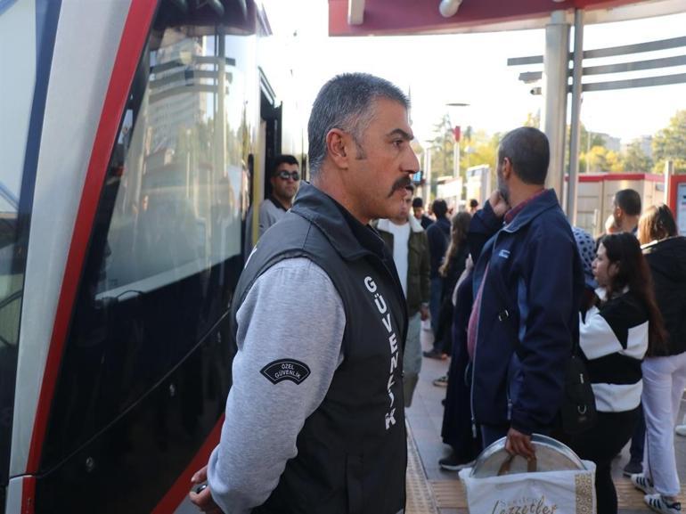 Tramvayın altında kalmaktan güvenlik görevlisi kurtardı; o anlar kamerada