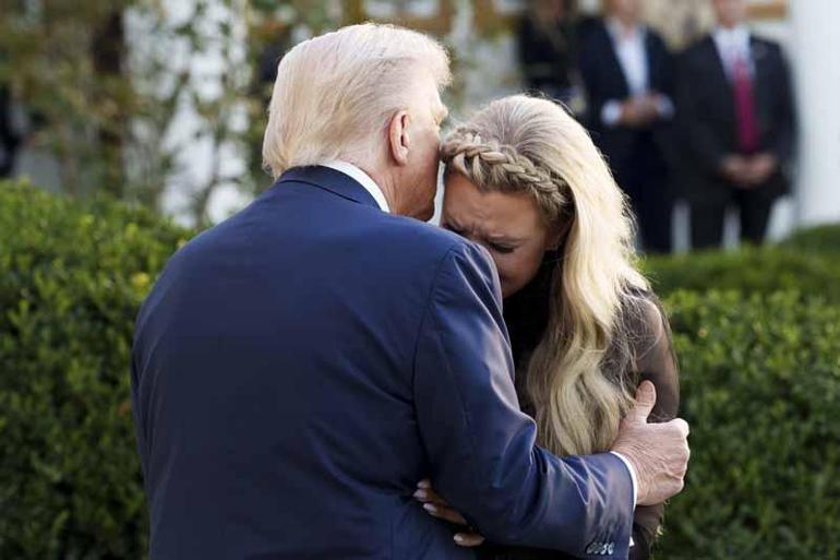 Trumptan öldürülen aktivist Charlie Kirke Özgürlük Madalyası