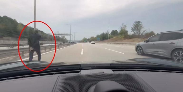 Otoyolda yürüyen yaya, sürücünün dikkati sayesinde kurtuldu; o anlar kamerada
