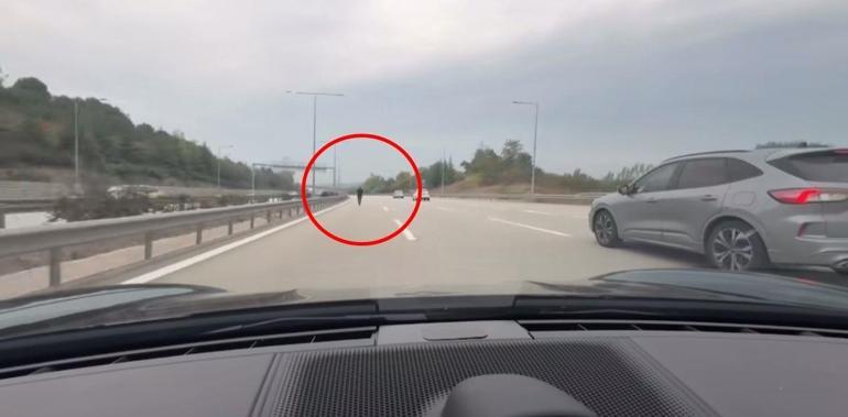 Otoyolda yürüyen yaya, sürücünün dikkati sayesinde kurtuldu; o anlar kamerada