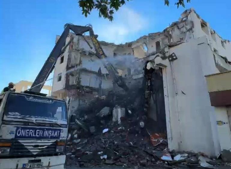 Depremde hasar gören 47 yıllık banka binası yıkılıyor