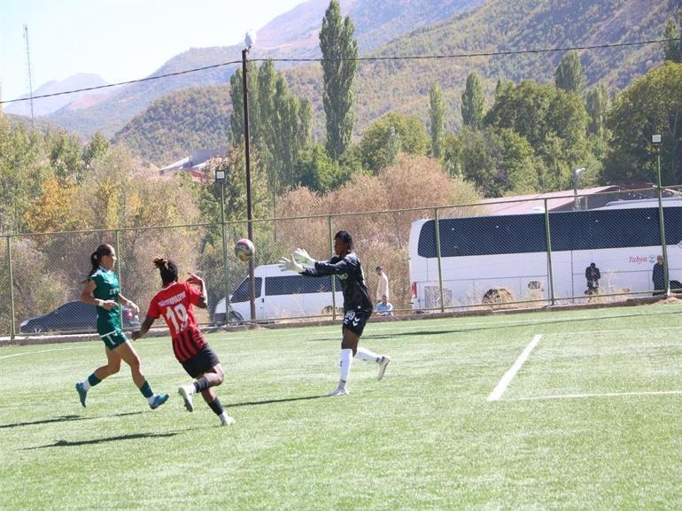 Yüksekova Spor Kadın Futbol Takımı, Giresun Sanayi Spor’u 5-0 mağlup etti
