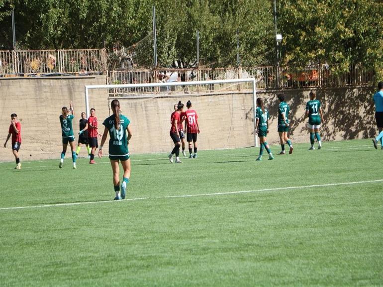Yüksekova Spor Kadın Futbol Takımı, Giresun Sanayi Spor’u 5-0 mağlup etti