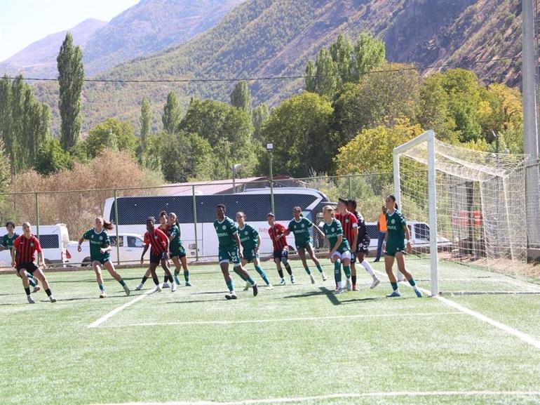 Yüksekova Spor Kadın Futbol Takımı, Giresun Sanayi Spor’u 5-0 mağlup etti