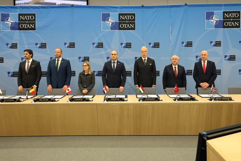 Bakan Güler, NATO Savunma Bakanları ile aile fotoğrafı çekimi ve imza törenine katıldı