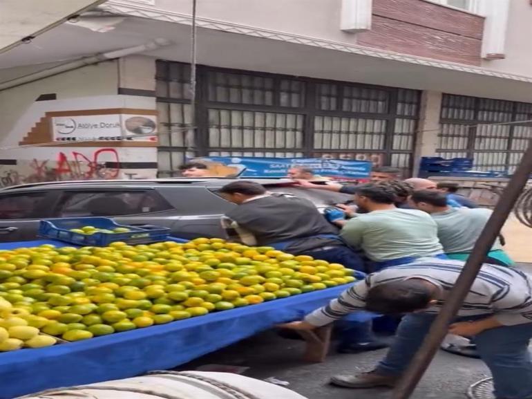 Kağıthanede tezgah açamayınca pazar yerinde bırakılan aracı elbirliğiyle kaldırdılar; o anlar kamerada
