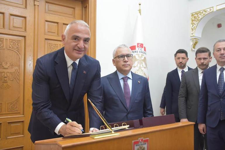 Bakan Ersoy: Halk kütüphanelerimizi çok işlevli merkezler haline getiriyoruz