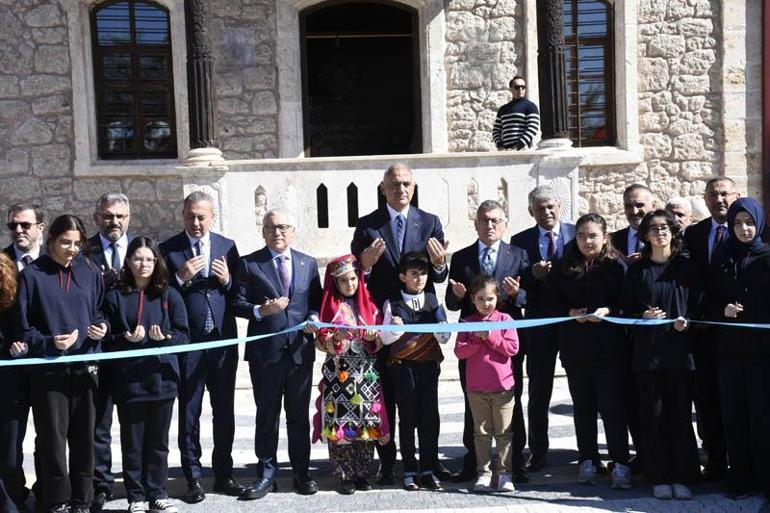 Bakan Ersoy: Halk kütüphanelerimizi çok işlevli merkezler haline getiriyoruz