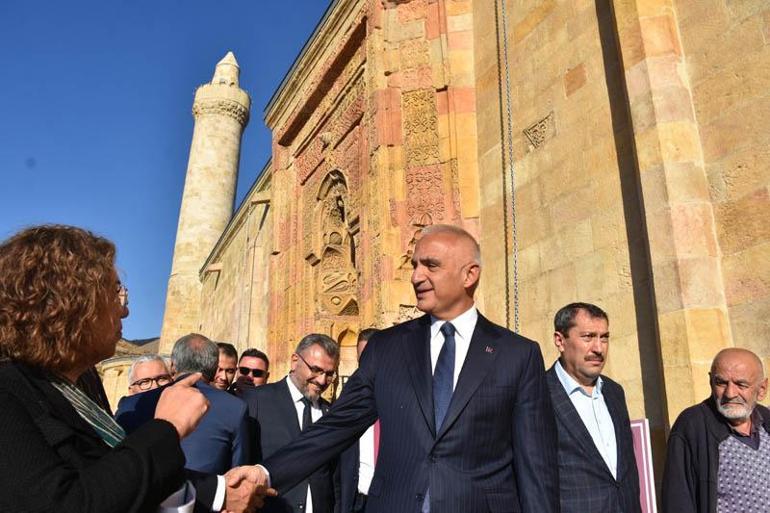 Bakan Ersoy: Halk kütüphanelerimizi çok işlevli merkezler haline getiriyoruz