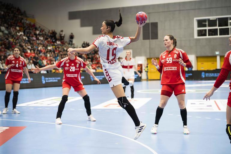 A Milli Kadın Hentbol Takımı, Macaristan’a yenildi