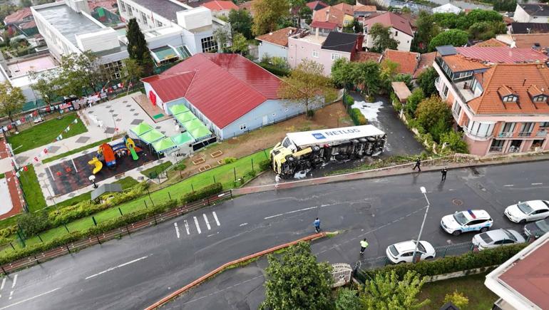 Sarıyerde bisküvi yüklü TIR devrildi; çocuk parkında faciadan dönüldü