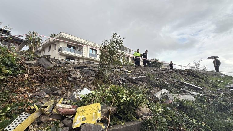 Sarıyerde bisküvi yüklü TIR devrildi; çocuk parkında faciadan dönüldü