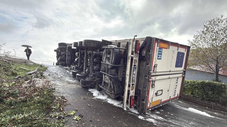 Sarıyerde bisküvi yüklü TIR devrildi; çocuk parkında faciadan dönüldü