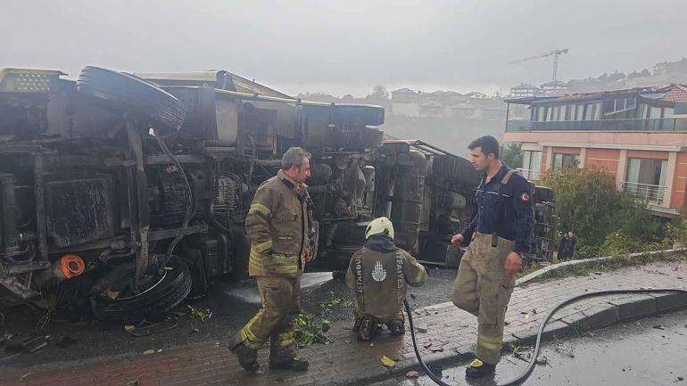 Sarıyerde bisküvi yüklü TIR devrildi; çocuk parkında faciadan dönüldü
