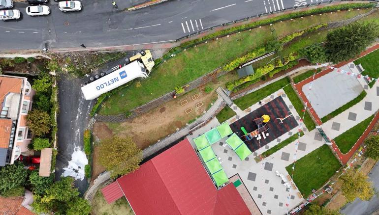 Sarıyerde bisküvi yüklü TIR devrildi; çocuk parkında faciadan dönüldü