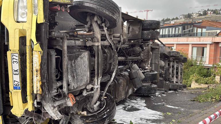 Sarıyerde bisküvi yüklü TIR devrildi; çocuk parkında faciadan dönüldü