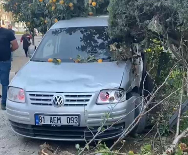 Durakta beklerken hafif ticari aracın çarptığı kadın öldü; kaza anı kamerada