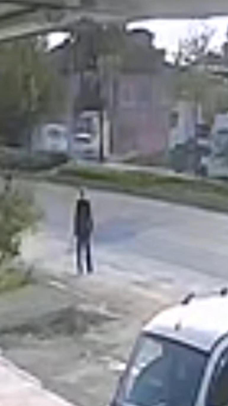 Durakta beklerken hafif ticari aracın çarptığı kadın öldü; kaza anı kamerada