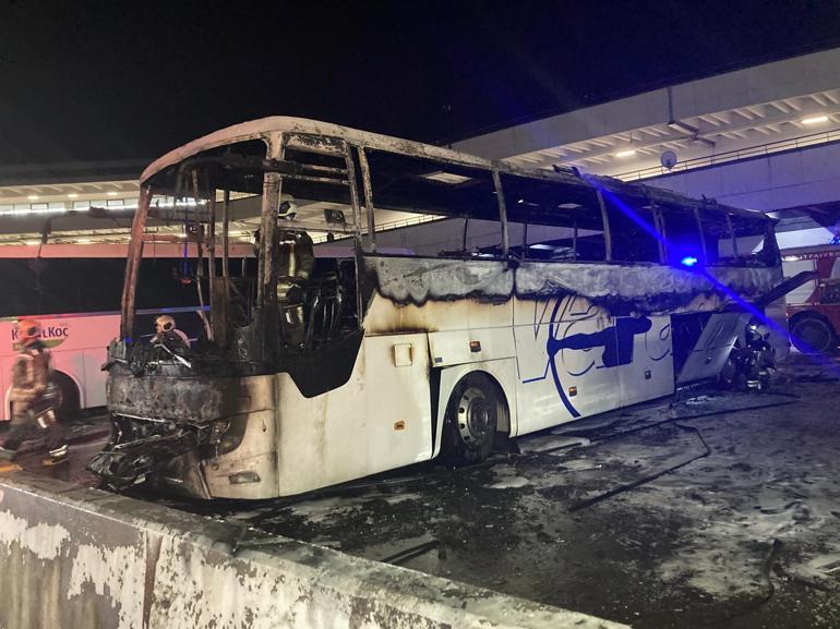AŞTİ’de park halindeki yolcu otobüsü yandı