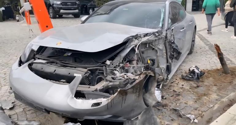 Sürücüsünün kontrolünü yitirdiği otomobil, satış firmasının aracına çarptı