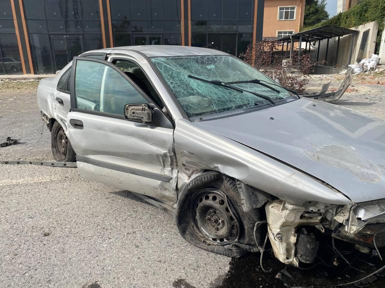 Sürücüsünün kontrolünü yitirdiği otomobil, satış firmasının aracına çarptı