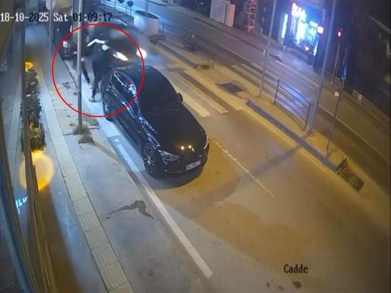 Kontrolden çıkan otomobilin park halindeki araca çarptığı kaza kamerada; 3 yaya son anda kurtuldu