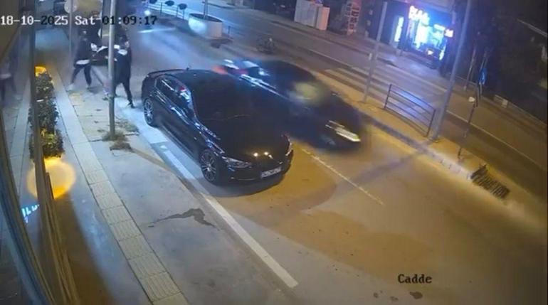 Kontrolden çıkan otomobilin park halindeki araca çarptığı kaza kamerada; 3 yaya son anda kurtuldu