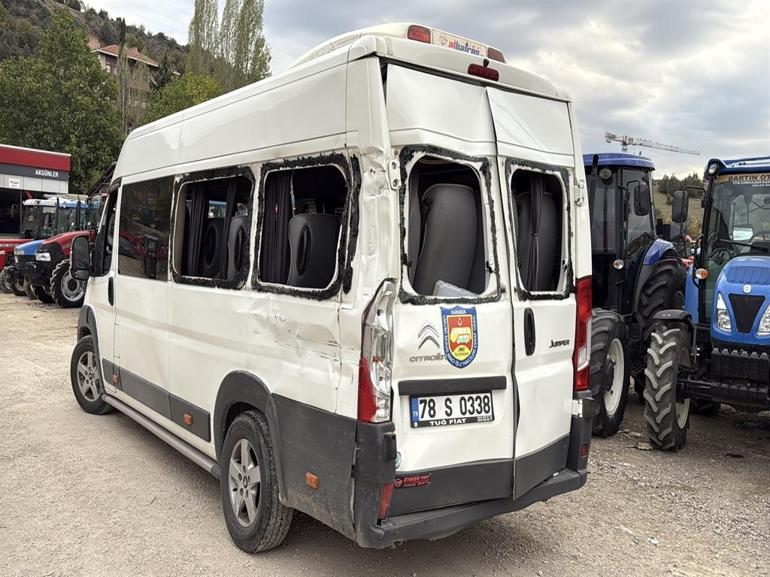 Futbol maçından dönen sporcuları taşıyan minibüs TIRla çarpıştı; 9 çocuk yaralandı