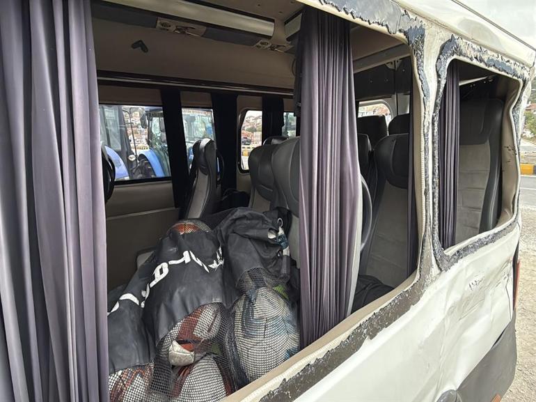 Futbol maçından dönen sporcuları taşıyan minibüs TIRla çarpıştı; 9 çocuk yaralandı