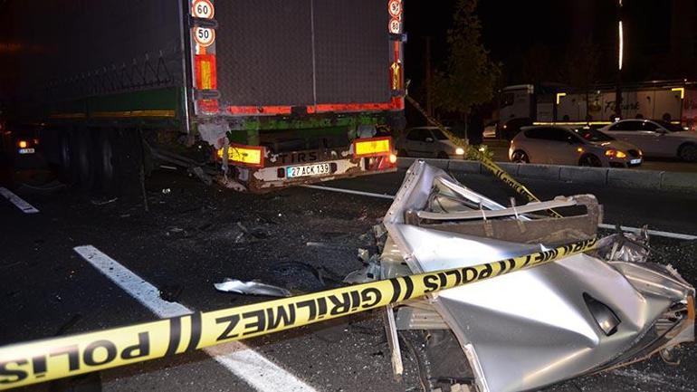Otomobil, TIR’a arkadan çarptı; sürücü yaralandı, ağabeyi öldü