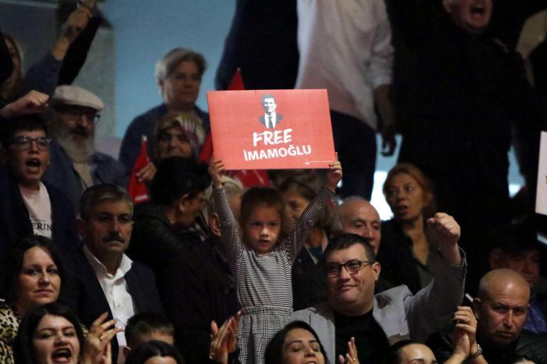 Özgür Özel : Beni seven arkamdan gelsin