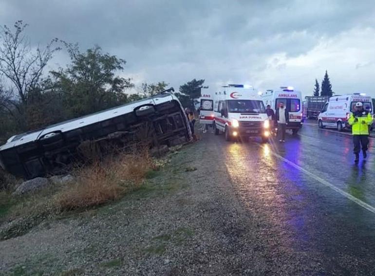 Denizli’de tur otobüsü devrildi; 1 ölü, 32 yaralı
