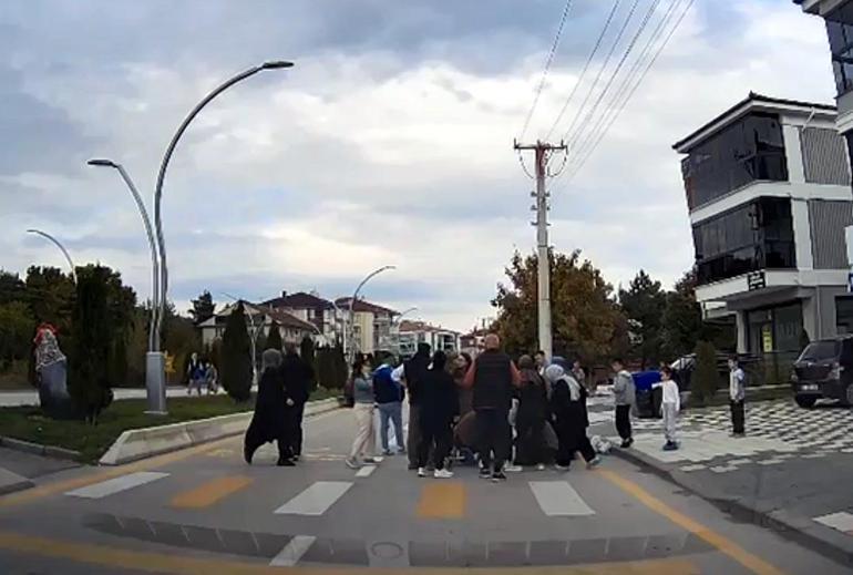 Yaya geçidinde otomobilin çarptığı çocuk yaralandı; kaza kamerada