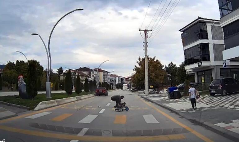 Yaya geçidinde otomobilin çarptığı çocuk yaralandı; kaza kamerada