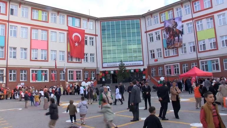 Bakan Tekin, Gazze Kermesini ziyaret etti