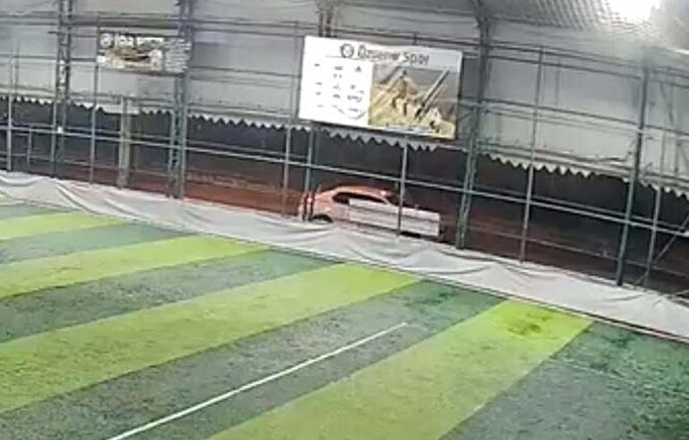 Balıkesirde dehşet saçan saldırgan, polisle çatışma öncesi halı sahada da ateş etmiş; o anlar kamerada