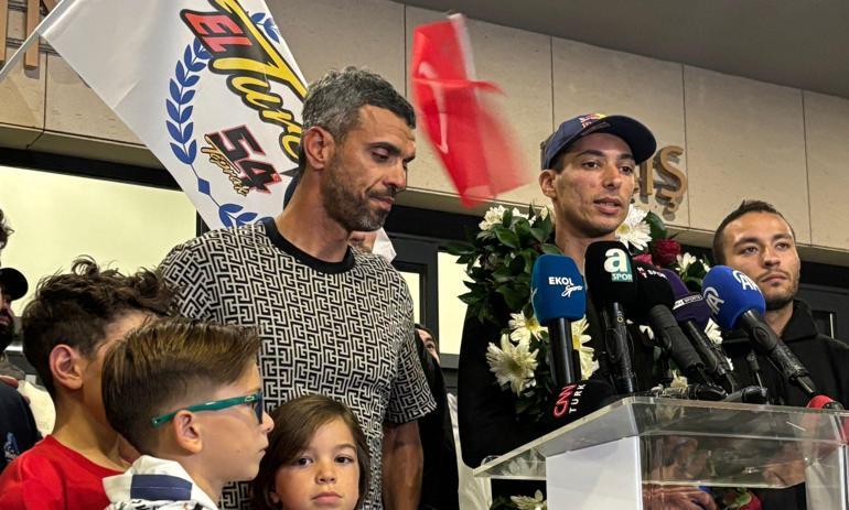 3’üncü kez Dünya Şampiyonu olan Toprak Razgatlıoğlu, yurda döndü