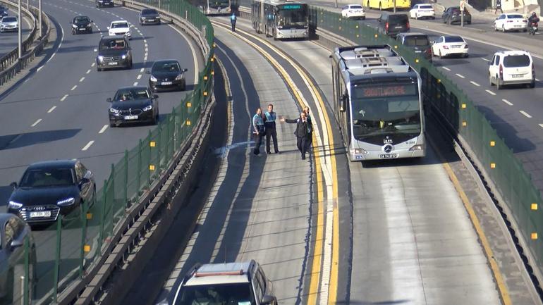 Küçükçekmecede 2 metrobüsün çarpıştığı kazada 1 yolcu yaralandı