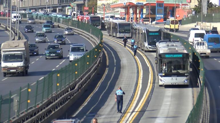 Küçükçekmecede 2 metrobüsün çarpıştığı kazada 1 yolcu yaralandı