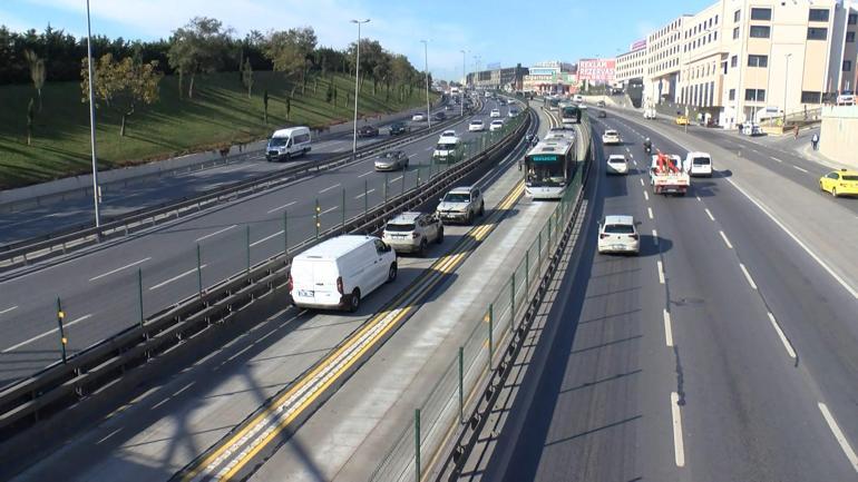 Küçükçekmecede 2 metrobüsün çarpıştığı kazada 1 yolcu yaralandı
