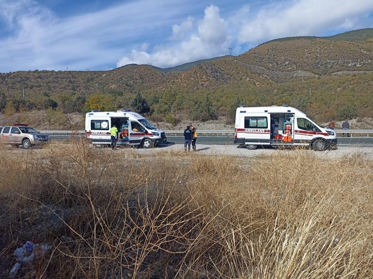 Otomobil bariyere çarpıp devrildi: 2 yaralı