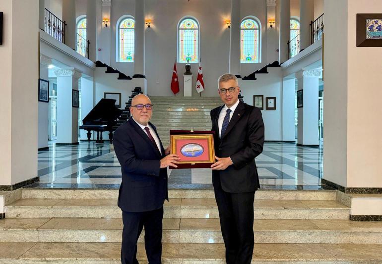 Bakan Memişoğlu, Türkiyenin Tiflis Büyükelçiliğini ziyaret etti
