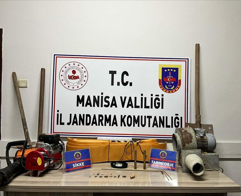 Bahçesinde kaçak tarihi eser kazısı yaparken suçüstü yakalandı