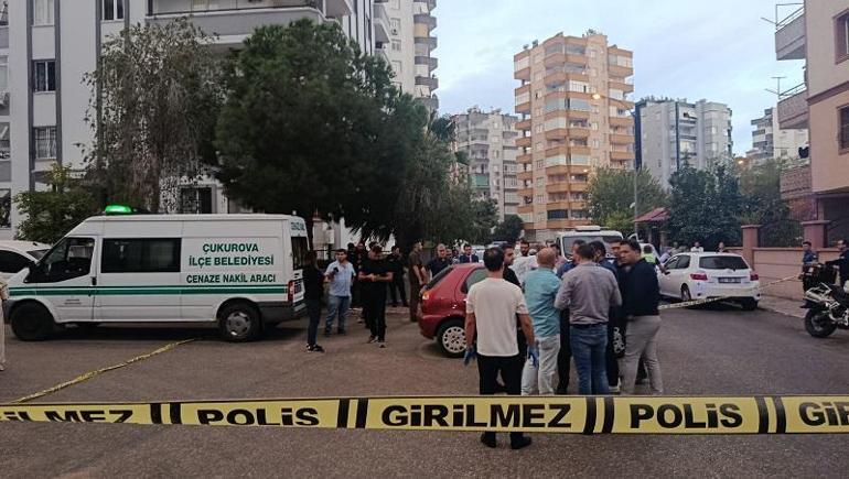 Adanada bir kişi otomobilde ölü bulundu; Vücudunda darp izleri tespit edildi