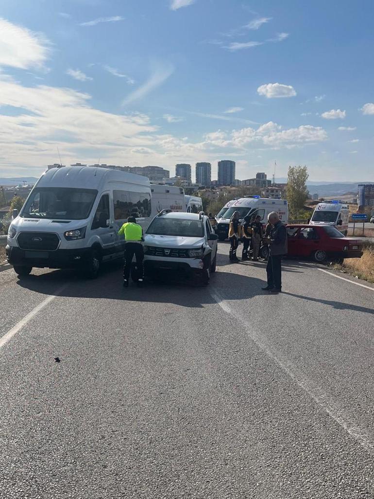 Kırıkkale’de 3 aracın karıştığı kazada 4 kişi yaralandı