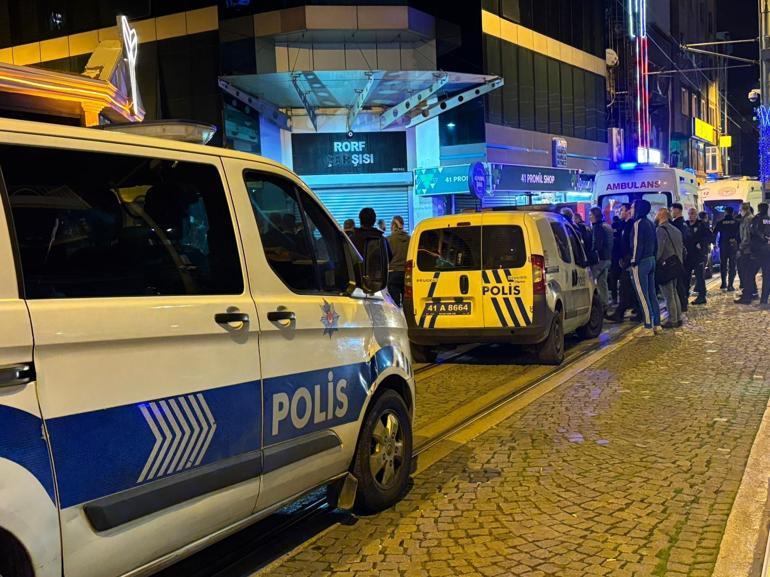 Eğlence mekanında çıkan ve caddeye taşan kavgada 2 kişi tabancayla vuruldu