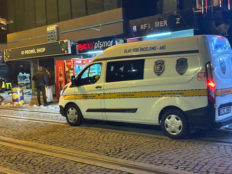 Eğlence mekanında çıkan ve caddeye taşan kavgada 2 kişi tabancayla vuruldu