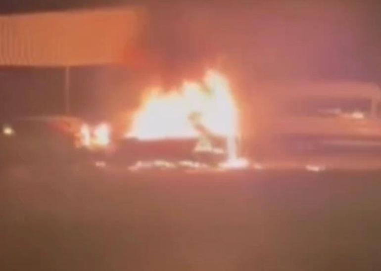 Sanayi sitesinde 5 araç kundaklandı