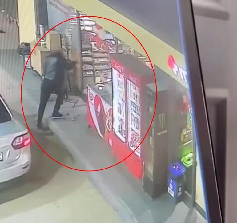 Cam kapıyı fark etmeyince başını çarptı; o onlar kamerada